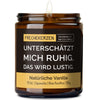 unterschätzt mich ruhig. das wird lustig. | https://frechekerzen.s3.eu-central-1.amazonaws.com/release/250ml+GROSS/anti-social/images/vanille/main-od.jpg FRECHEKERZEN, Witzige Sojawachs Duftkerze mit frechem Spruch und aufregendem Duft, ideal als lustiges handgemachtes Geschenk