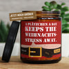 a plätzchen a day keeps theweihnachts- stress away. | weihnachten/a-plaetzchen-4371154/images/vanille/main-live.jpg FRECHEKERZEN, Witzige Sojawachs Duftkerze mit frechem Spruch und aufregendem Duft, ideal als lustiges handgemachtes Geschenk