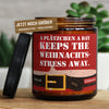 a plätzchen a day keeps theweihnachts- stress away. | weihnachten/a-plaetzchen-4371154/images/gluwein/main-live.jpg FRECHEKERZEN, Witzige Sojawachs Duftkerze mit frechem Spruch und aufregendem Duft, ideal als lustiges handgemachtes Geschenk