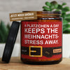 a plätzchen a day keeps theweihnachts- stress away. | weihnachten/a-plaetzchen-6698059/images/apfelzi/main-live.jpg FRECHEKERZEN, Witzige Sojawachs Duftkerze mit frechem Spruch und aufregendem Duft, ideal als lustiges handgemachtes Geschenk