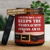 a plätzchen a day keeps theweihnachts- stress away. | weihnachten/a-plaetzchen-4371154/images/ohneduf/main-live.jpg FRECHEKERZEN, Witzige Sojawachs Duftkerze mit frechem Spruch und aufregendem Duft, ideal als lustiges handgemachtes Geschenk